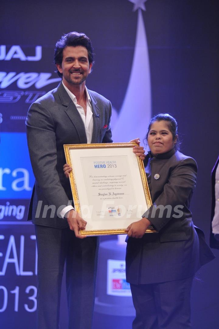 Hrithik Roshan felicitates an achiever at Dr. Batra's Positive Health Awards 2013