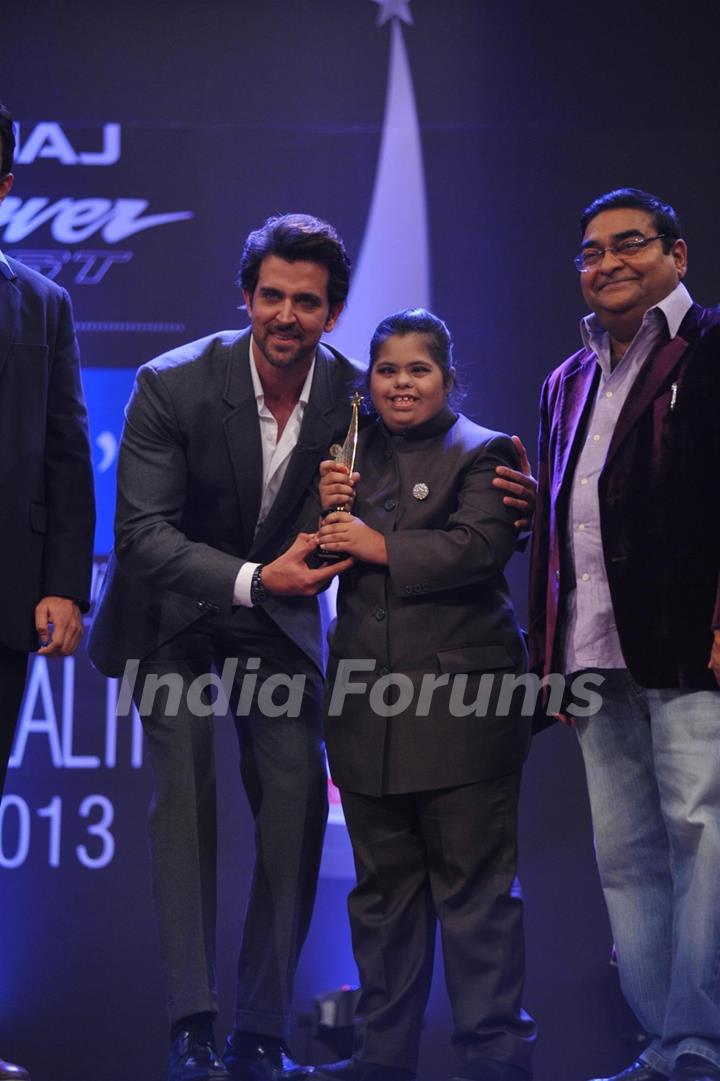 Hrithik Roshan felicitates an achiever at Dr. Batra's Positive Health Awards 2013 ceremony