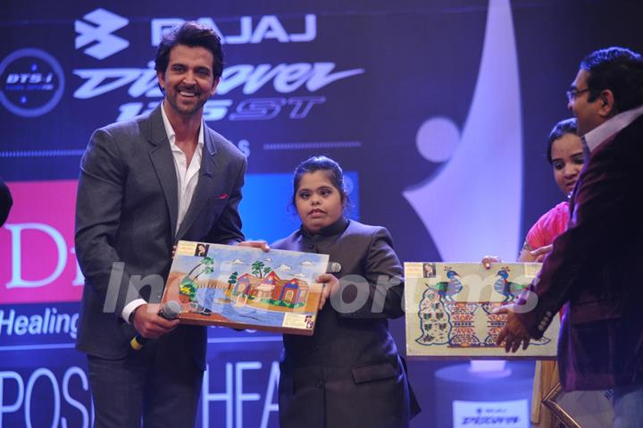 Hrithik Roshan gifts a painting to the achiever at Dr. Batra's Positive Health Awards 2013