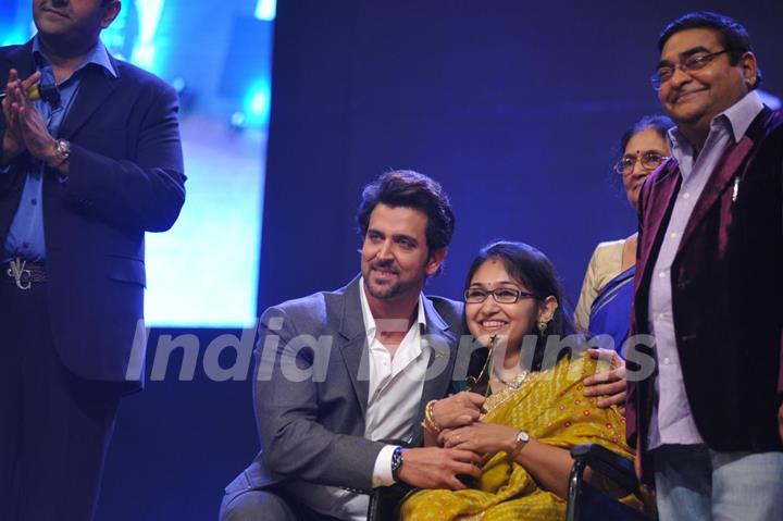 Hrithik Roshan felicitates an achiever at Dr. Batra's Positive Health Awards 2013