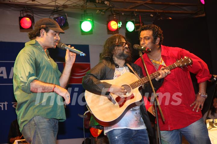 Mohit Chauhan, Pritam and Anurag Basu perform at The North Bombay Sarbajanin Durga Puja