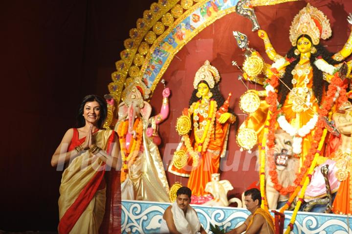 Sushmita at Bombay Sarbojanin Durga Puja