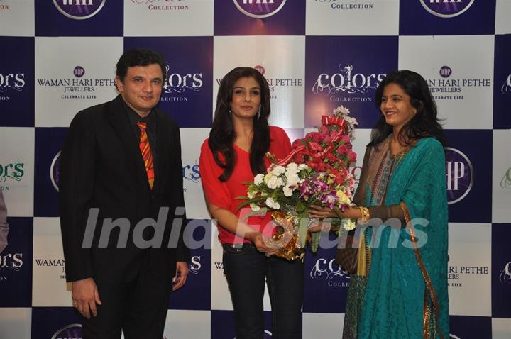 Raveena Tandon launches Waman Hari Pethe Jewellers new collection – 'Colors'