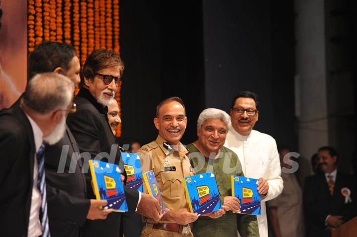 Amitabh Bachchan launches the book 'Drive Safe Mumbai'