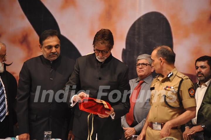 Amitabh Bachchan launches the book 'Drive Safe Mumbai'