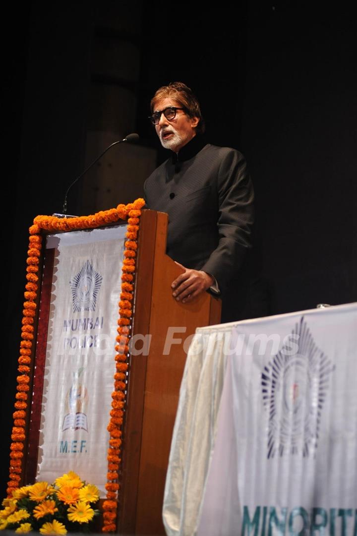 Amitabh Bachchan launches the book 'Drive Safe Mumbai'