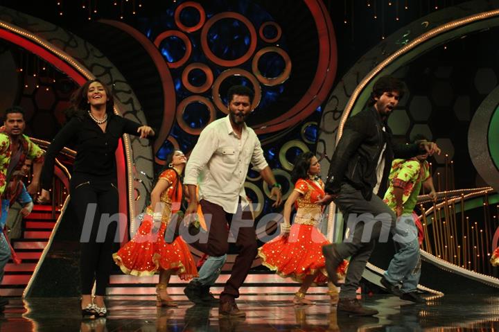 Prabhu Deva, Sonakshi and Shahid perform during R.Rajkumar promotions