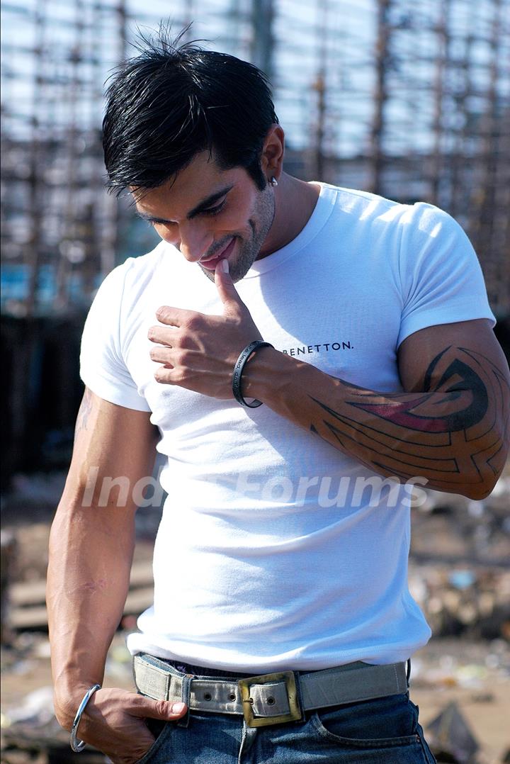 Karan Singh Grover turns singer