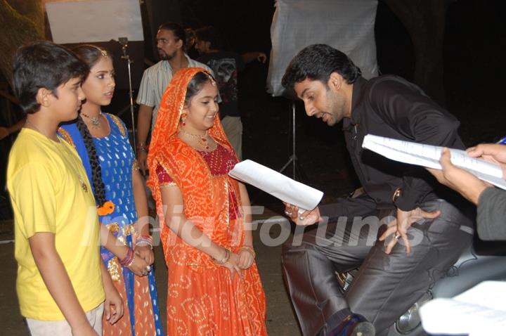 Anandi, Jagdish and Sugna with Abhishek Bachchan in Balika Vadhu