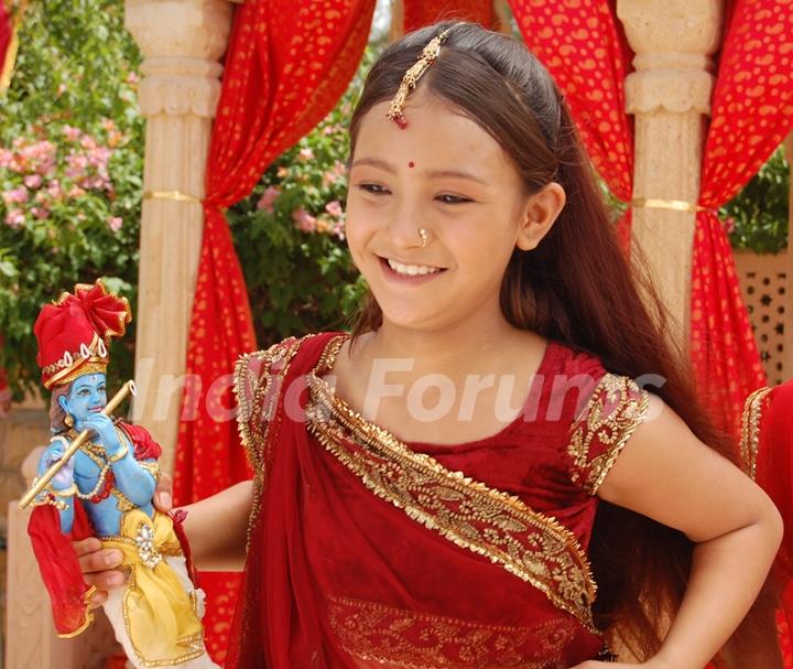 Aashika as Meera with Krishna Idol