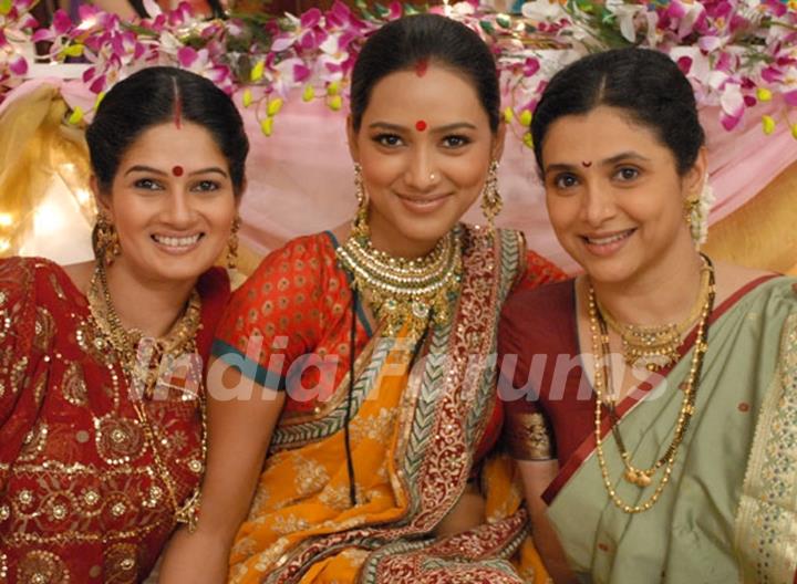 Resham, Pallavi and Supriya as Rasili, Ketki and Manda in Basera