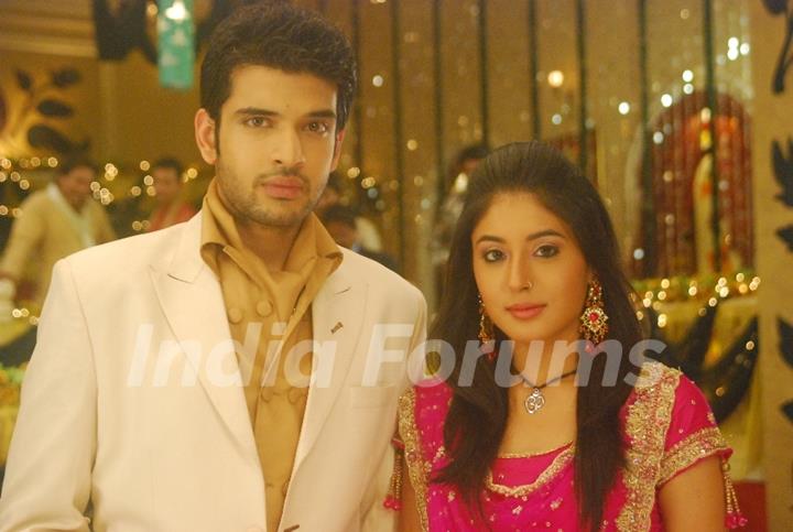 Arjun and Arohi looking marvellous in Kitani Mohabbat Hai