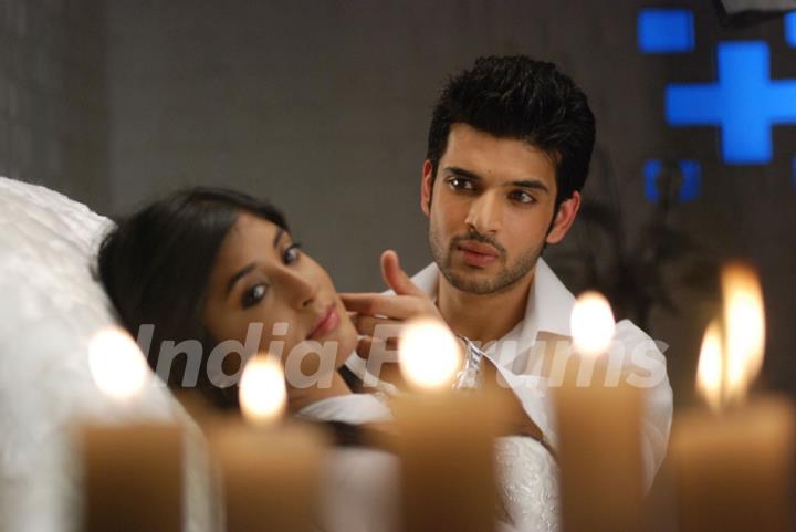 A still image of Arohi and Arjun in Kitani Mohabbat Hai