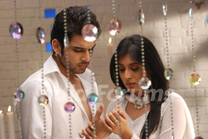 A still of Arjun and Arohi in Kitani Mohabbat Hai