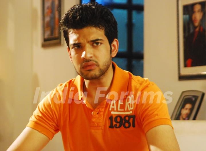 Arjun looking upset in Kitani Mohabbat Hai