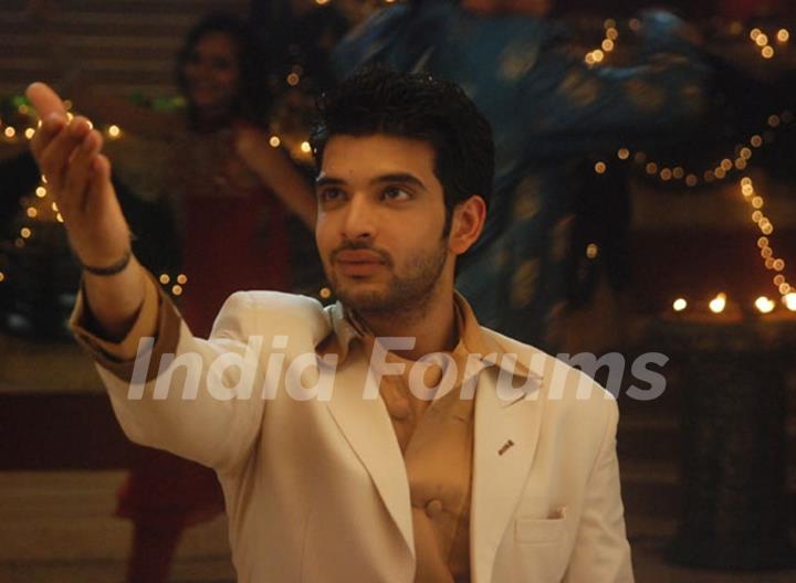 Arjun proposing his girlfriend in Kitani Mohabbat Hai