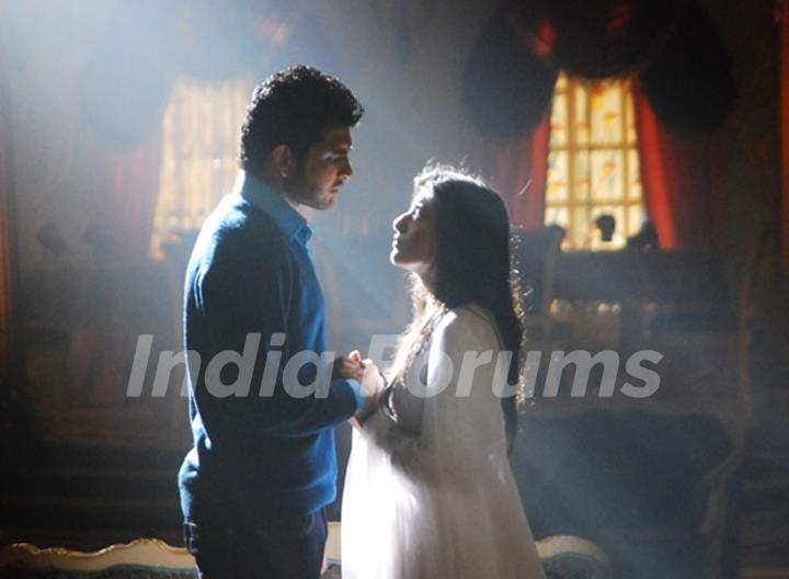 Arjun and Arohi romantic scene