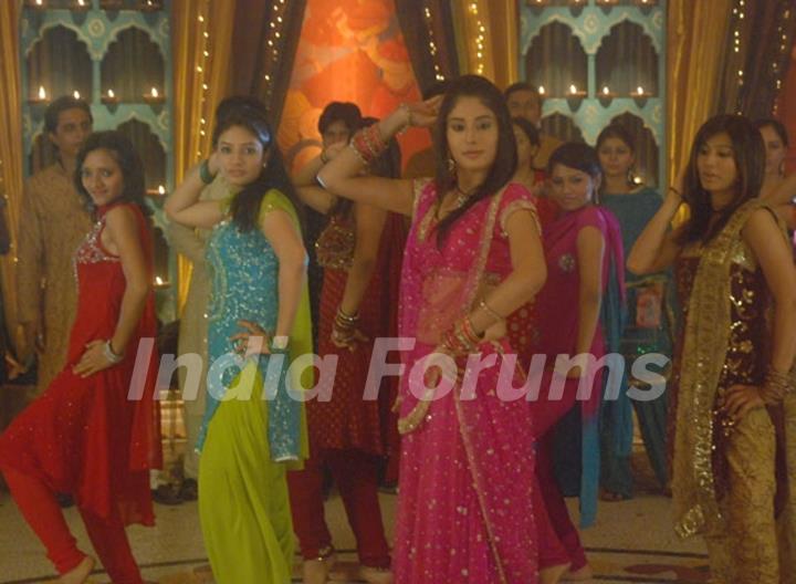 Arohi, Antra and Sur dancing in Kitani Mohabbat Hai