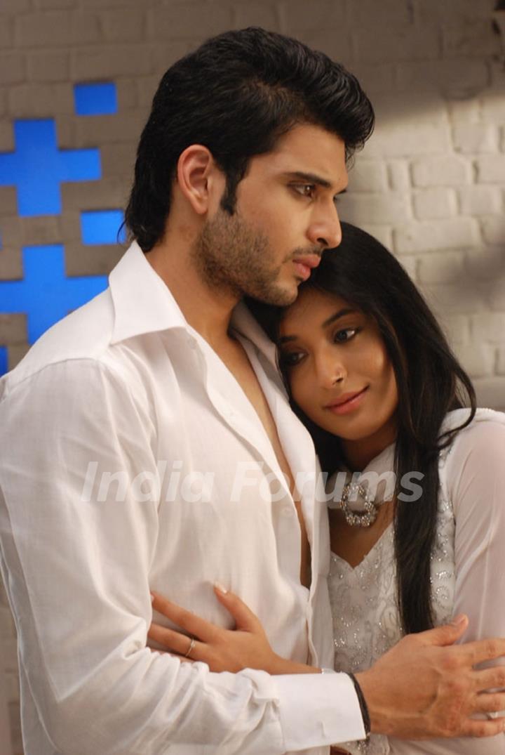 A still image of Karan Kundra and Kritika Kamra