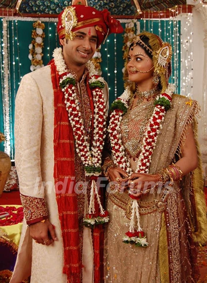 Sneha and Sarwar as Jyoti and Pankaj in wedding dress in Jyoti