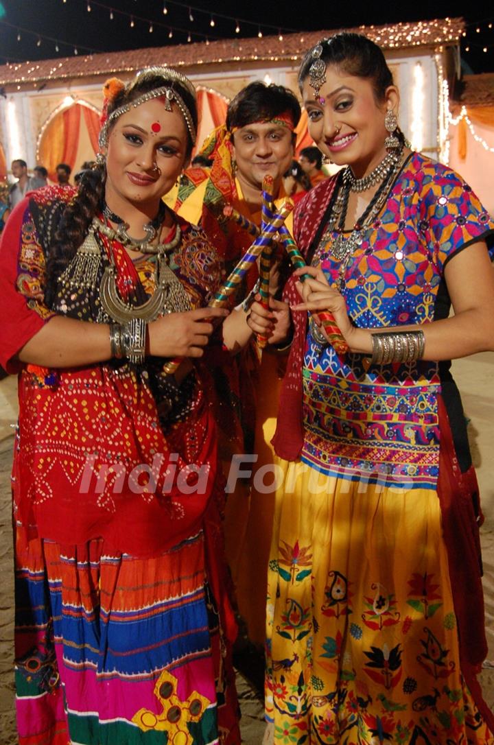 Sannat, Parul and Alpa playing Dandiya