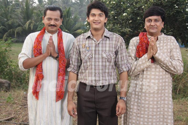 Sannat, Mukesh and Mohan in Hamari Devrani