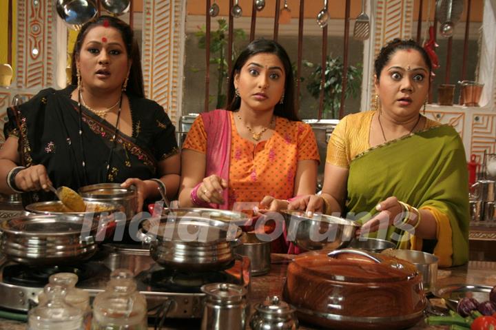 Parul, Jalpa and Rajeshwari stolling food from the kitchen