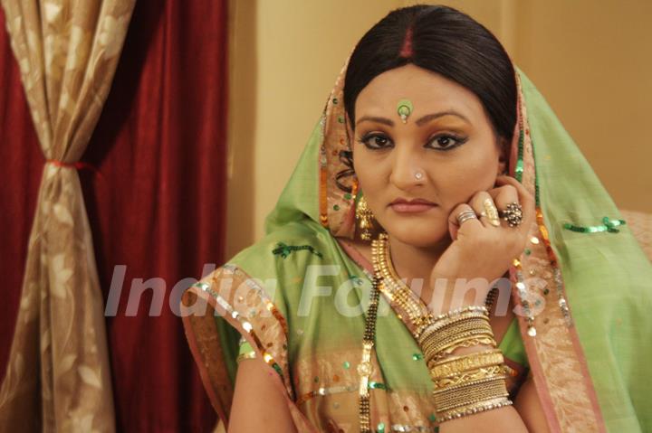 Manjula thinking some plan in Hamari Devrani