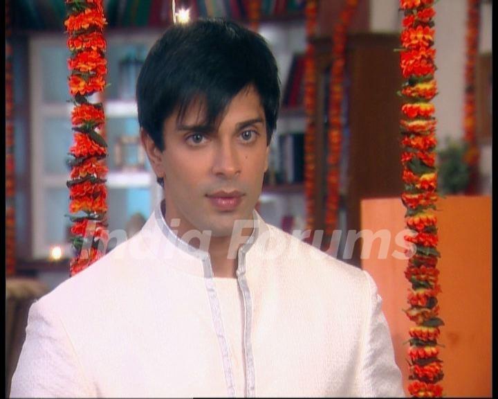 Karan Singh Grover in DMG