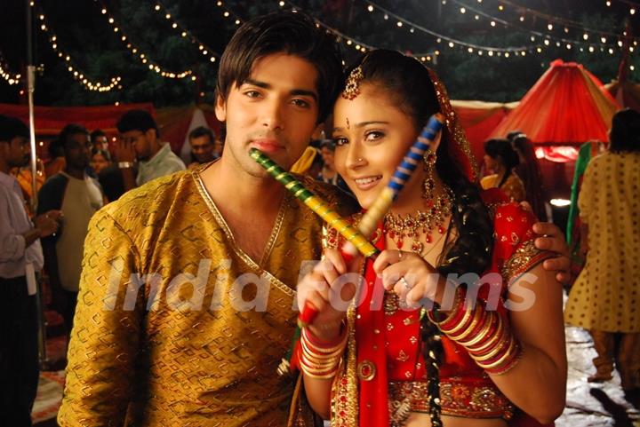 Sadhna and Ranvir playing Dandiya