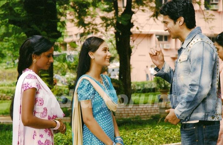 Ragini and Sadhna talking to their friend