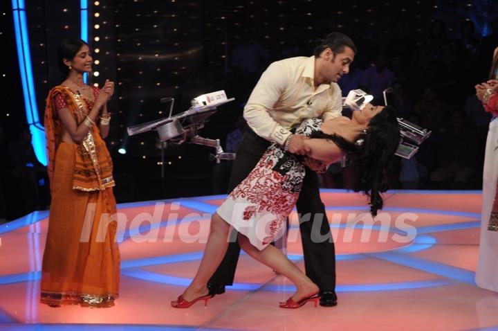 Salman with Ragini Khanna