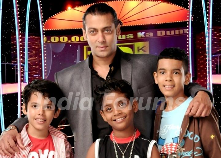 Salman Khan with little kids