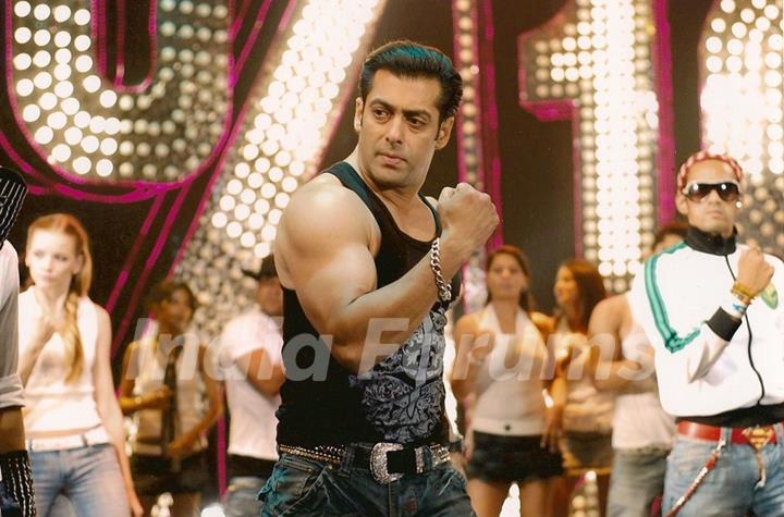 Salman Khan dancing in 10 Ka Dum