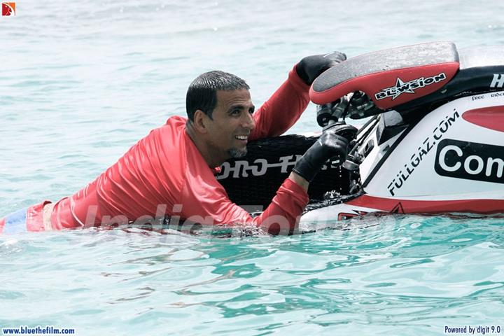 Akshay Kumar riding motor boat