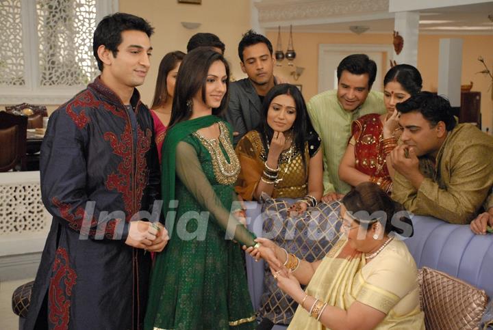 Nandini showing Mehandi to Baa