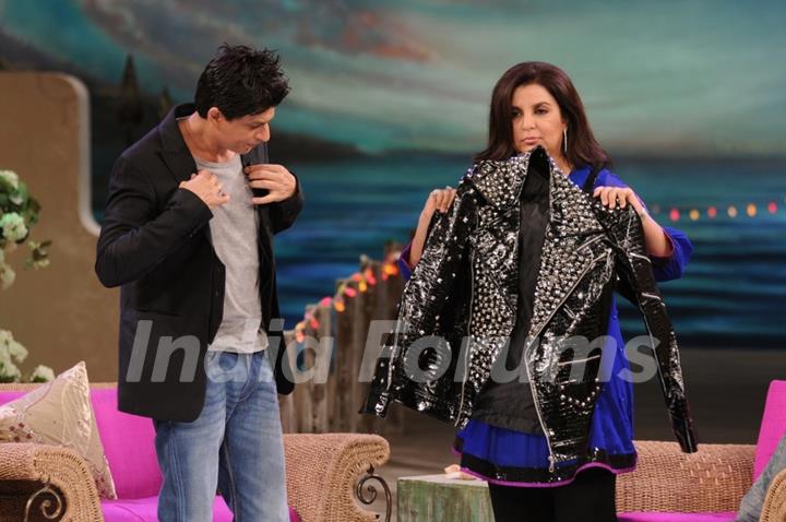 Shahrukh Khan giving his jacket to Farah Khan