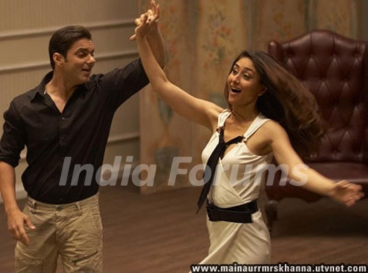 Sohail Khan dancing with Kareena Kapoor