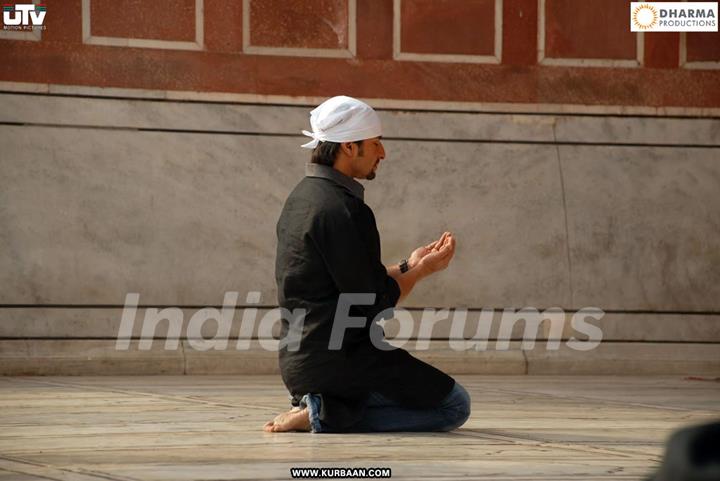 Saif Ali Khan doing namaz