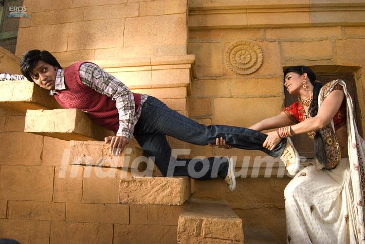 Jacqueline Fernandez trying to stop Ritesh Deshmukh