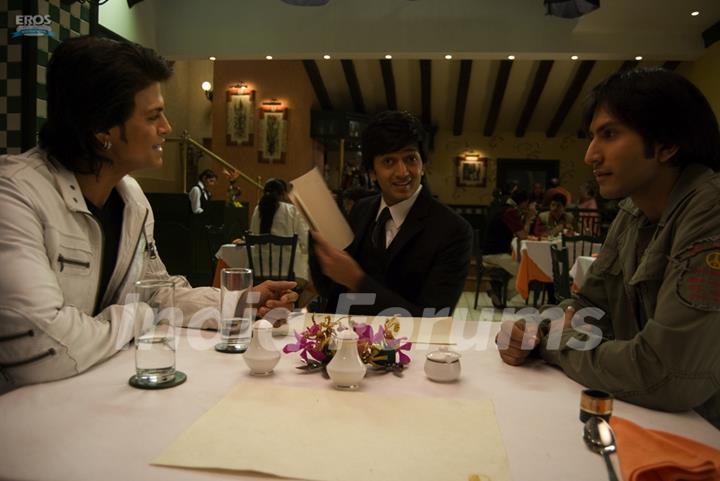 Ritesh Deshmukh sitting with their friends