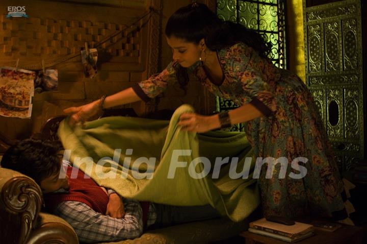 Ratna Pathak putting blanket in Ritesh Deshmukh