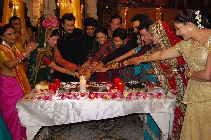 Cake cutting party in the show Maat Pitaah Ke Charnon Mein Swarg