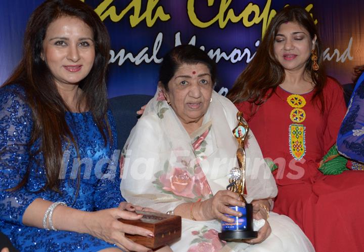 Poonam Dhillon, Lata Mangeshkar and Alka Yagniik at the Yash Chopra Memorial Award