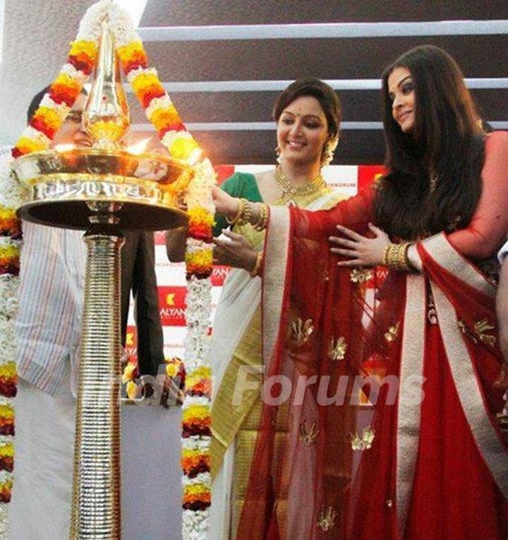 Kalyan Jewellers  launches Trivandrum's biggest jewellery showroom