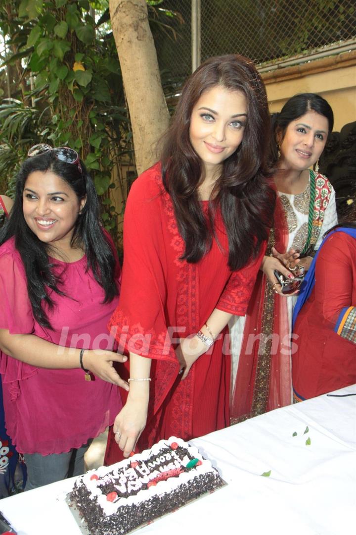 Aishwarya Rai Bachchan celebrates her 40th birthday