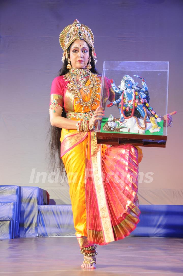 Shree Shree Kali Puja inaugurated by a performance by Hema Malini