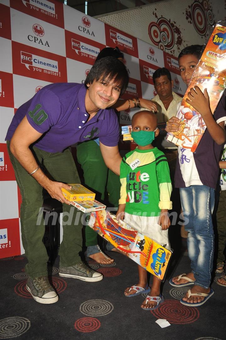 Vivek Oberoi celebrates Diwali with children suffering from cancer