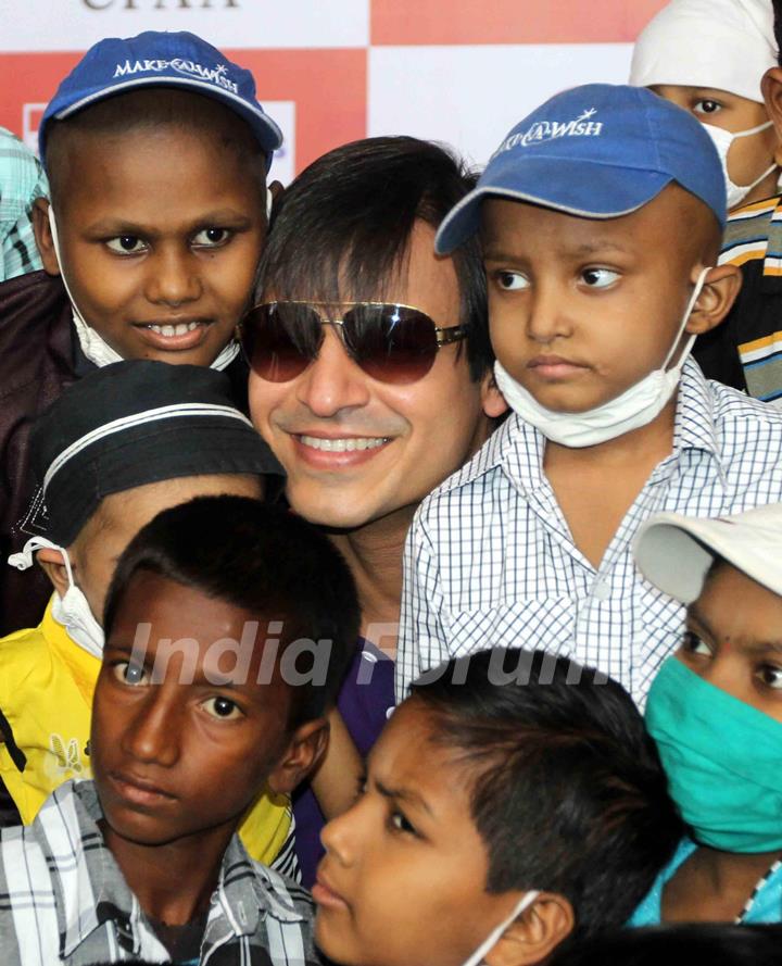 Vivek Oberoi celebrates Diwali with children suffering from cancer