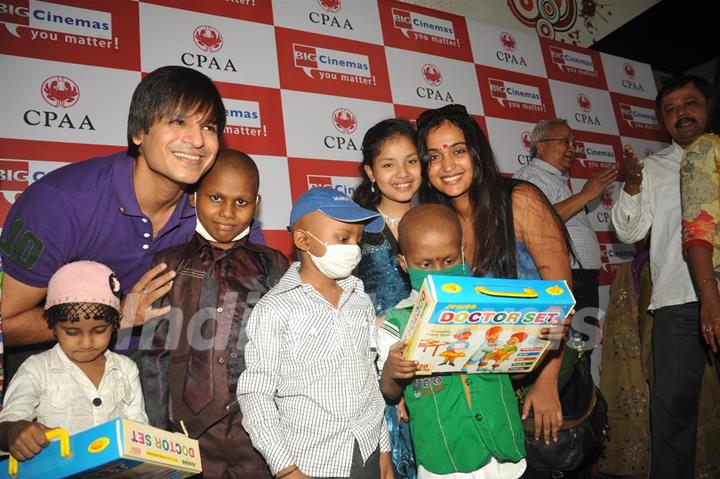 Vivek Oberoi celebrates Diwali with children suffering from cancer